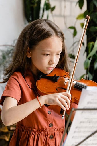 girl playing violin